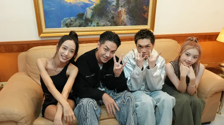 「黑曜精靈」名慧（左）與依沛（右），與陳信維（左二）及Denzel Cheng合拍MV。星光瑞瑞提供