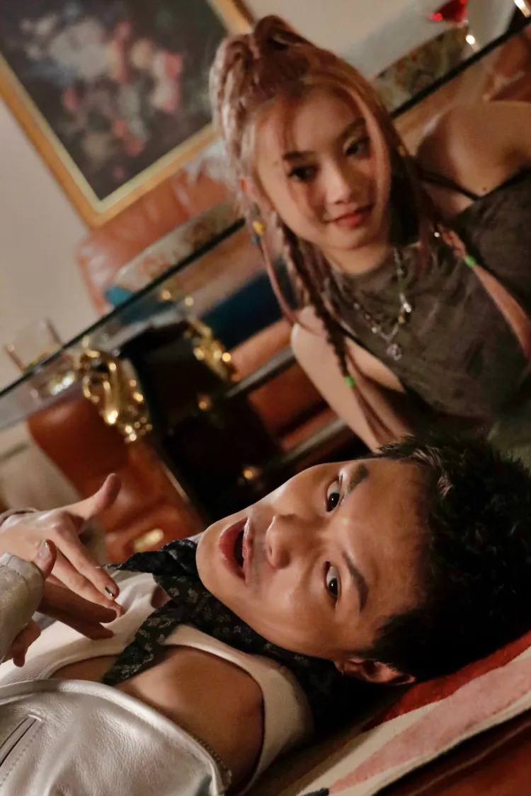 「黑曜精靈」依沛（後）MV中與歌手Denzel Cheng演出情侶互動。星光瑞瑞提供