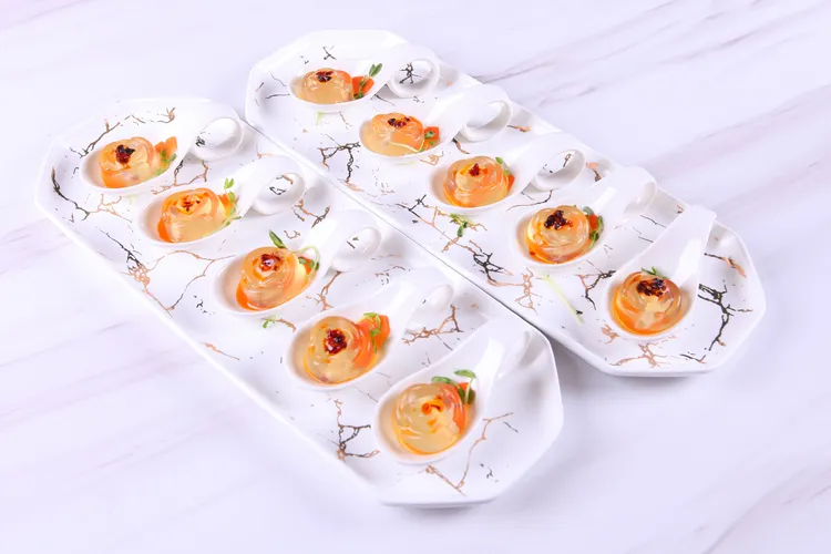 鳳凰軒新宜蘭菜「水晶琥珀鴨舌凍」靈感來自流淌的礁溪溫泉水，以西式料理手法將鴨舌燙熟、去除細骨，只留前端鴨舌；浸泡香草牛奶浴再與老母雞加豬皮蒸製的高湯調和成凍狀。業者提供