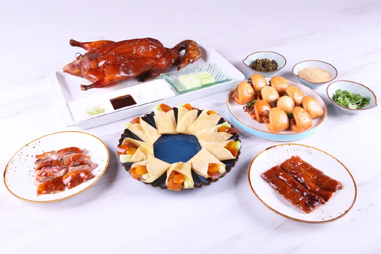 長榮鳳凰酒店的鳳凰軒新宜蘭菜，以「鳳凰櫻桃鴨六吃」為主旋律：櫻桃鴨皮、櫻桃鴨腿、金棗片皮鴨捲、腐乳烤鴨刈包、摩卡咖啡蜜鴨骨、噶瑪蘭鴨湯。業者提供