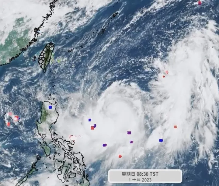 今日上午小犬颱風中心位置位於菲律賓東方海面，持續增強長胖中。翻攝自臉書「天氣風險 WeatherRisk」