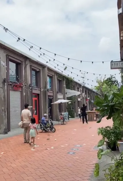 一名人員在駁二撒「美金」。翻攝自爆料公社