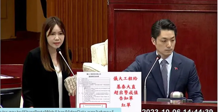 陳怡君在議場咆嘯批蔣萬安自己就是基泰門神。翻攝北市議會直播畫面
