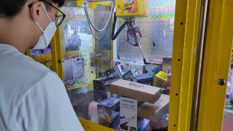 民眾玩夾娃娃機。資料照片