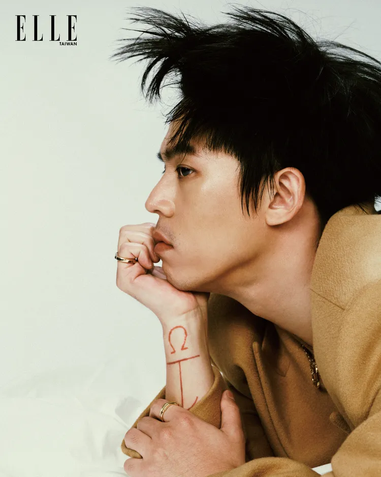 單曲《衣櫃歌手》被認為是出櫃歌曲。《ELLE》國際中文版提供