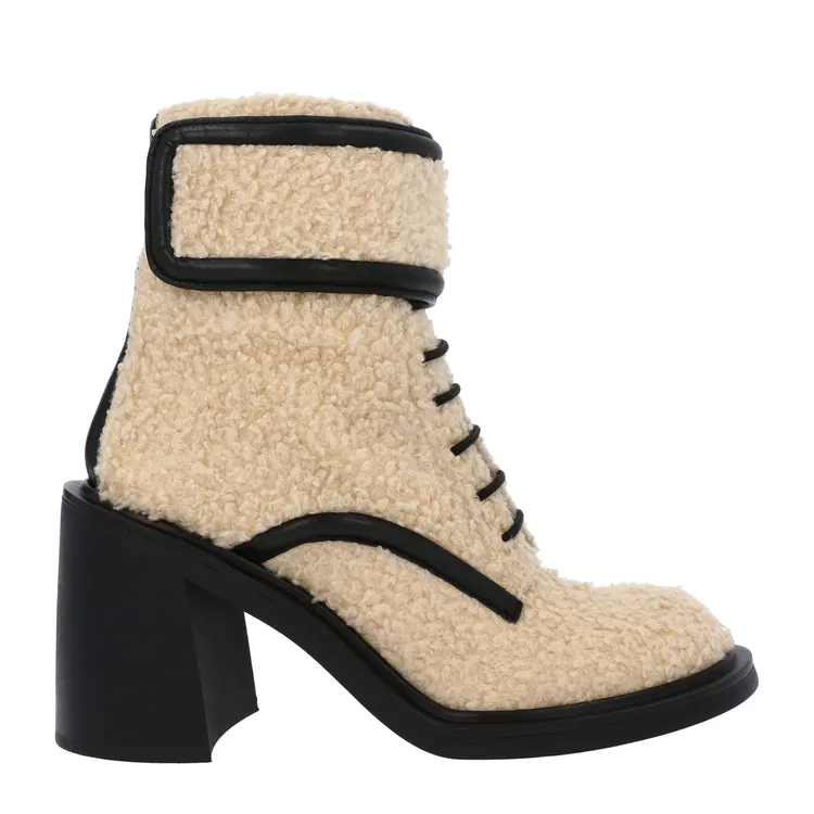 Rosalie刷毛粗跟短靴，4790元。品牌提供