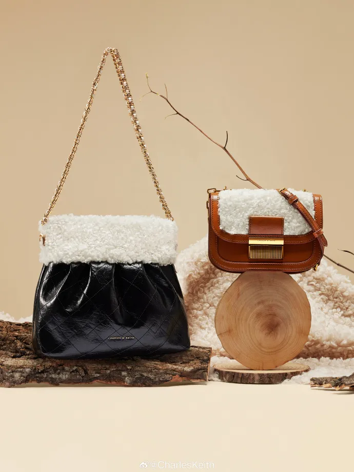 以異材質拼接融入各包款廓形之中。品牌提供