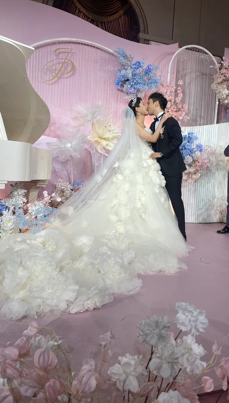 張鈞傑（右）和新娘是彼此的初戀。讀者提供