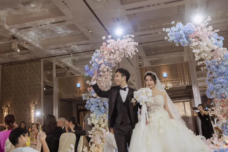 新人入場接受歡呼。婚顧公司提供