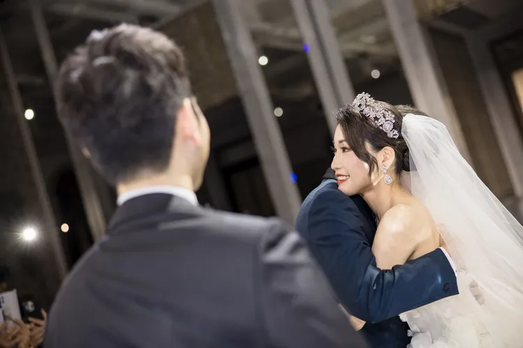 父女相擁。婚顧公司提供