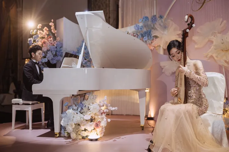 新娘（右）演奏琵琶，新郎彈琴。婚顧公司提供