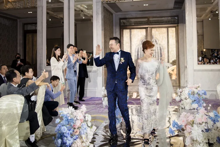 張晨光（左）和謝美惠走入禮堂時真的很像新郎新娘。婚顧公司提供