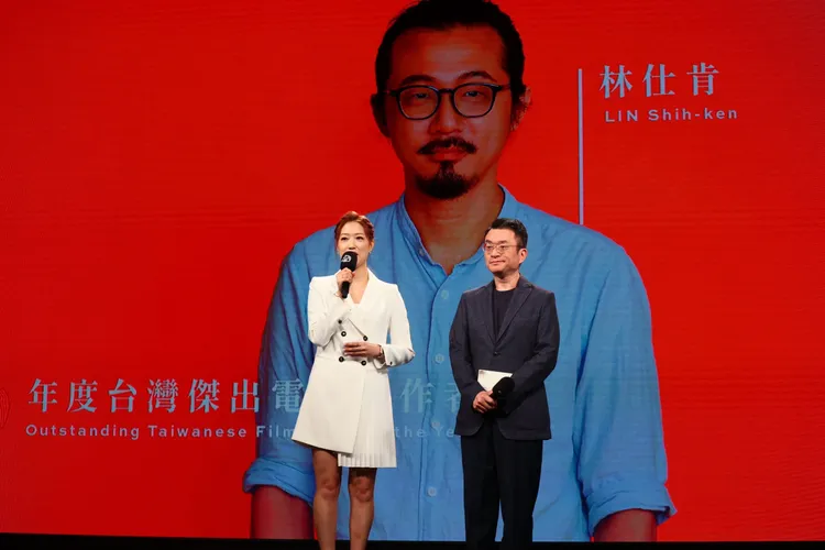 金馬執委會執行長聞天祥（右）揭曉年度台灣傑出電影工作者頒給林仕肯。彭欣偉攝