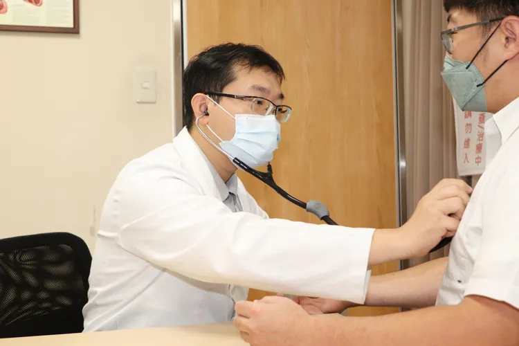 黃民評醫師建議心臟衰竭病人應注意飲食營養攝取均衡，適當運動，定期回診追蹤病情。院方提供