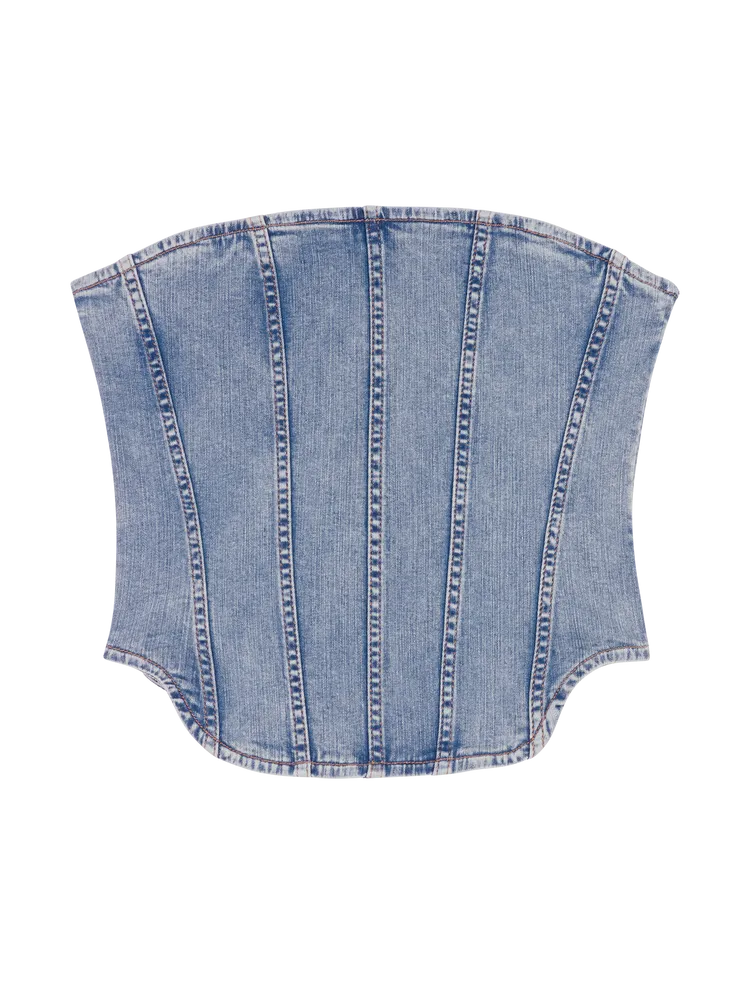 牛仔馬甲上衣 ，6590元。品牌提供