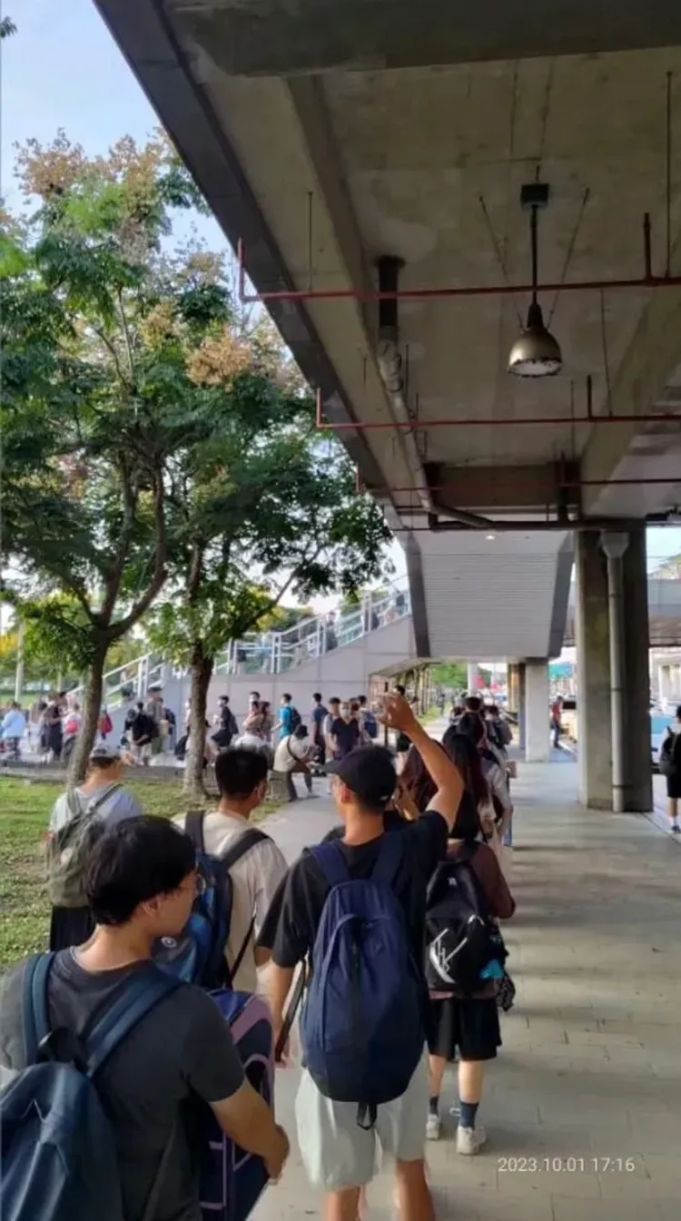 高鐵台中站自由座乘客從月台排到車站外。翻攝臉書爆料公社