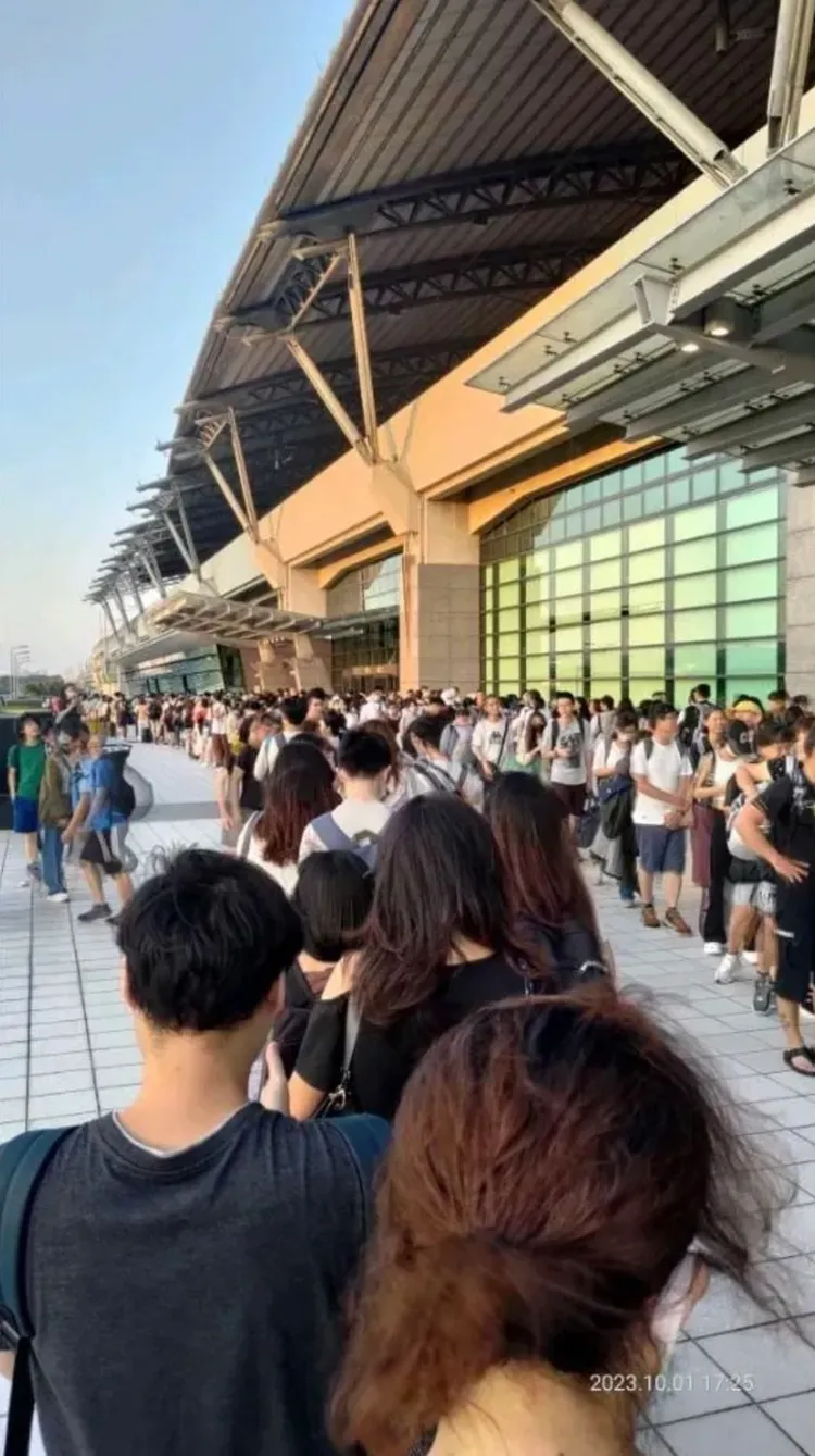 高鐵台中站中秋連假收假日人潮爆滿。翻攝臉書爆料公社