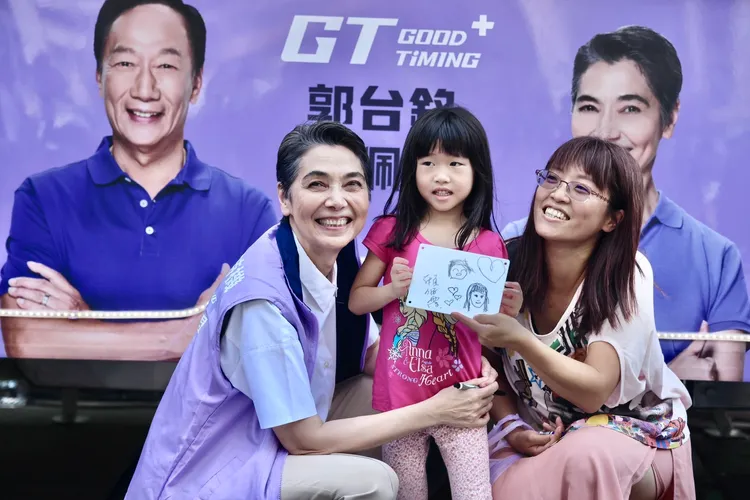 家長帶著小朋友的畫作前來簽名。林林攝