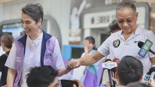 賴佩霞現身郭台銘快閃車！夫連署力挺曝心聲　支持者熱情合影要簽名