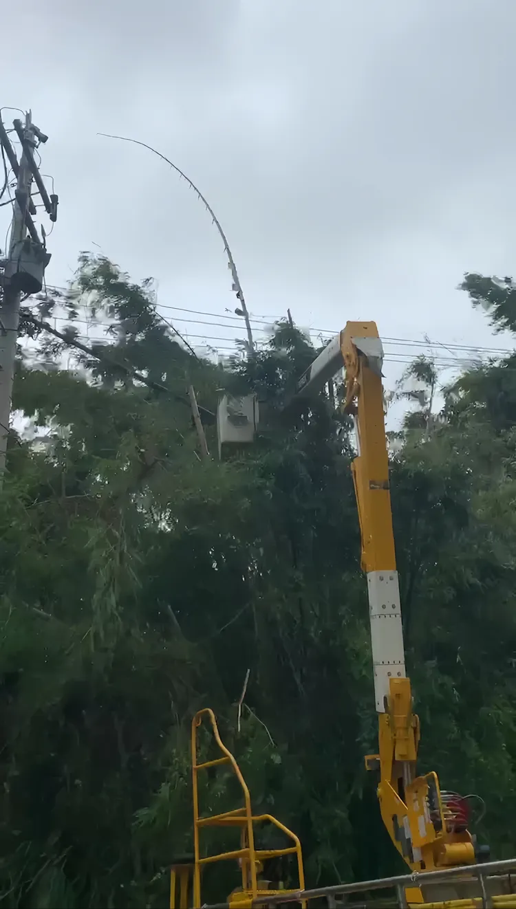小犬颱風造成台中近2萬戶停電，台電連夜搶修。台電提供