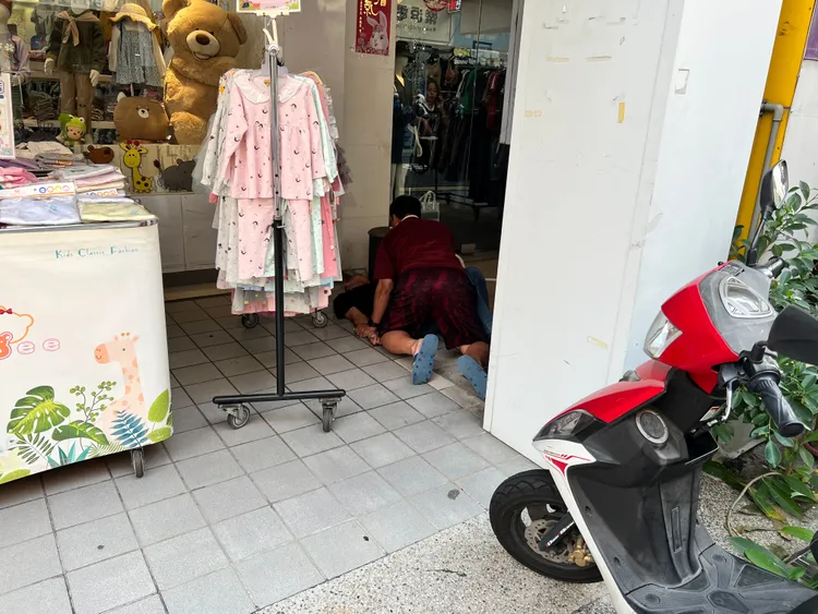 搶匪逃了快1公里，遭熱心外送員、店家合力圍捕。讀者提供