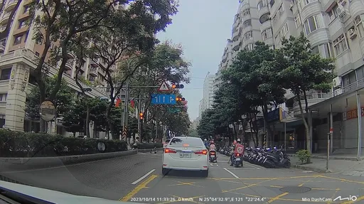 行人地獄+1!休旅車無視紅燈直直闖 男童走斑馬線遭撞飛畫面曝光