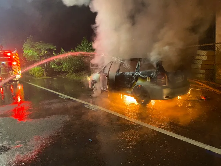 警消約花10分鐘撲滅火勢。讀者提供