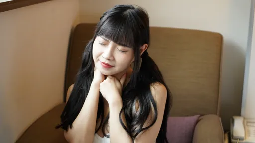 新冠病毒害慘她!眼瞼痙孿、臉歪頸斜 原來併發肌張力不全症