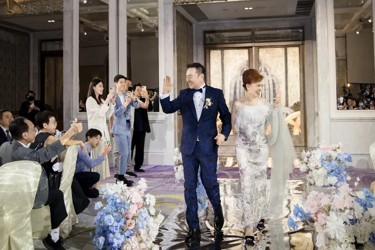 張晨光（左）跟老婆也像一對新人。婚顧公司提供