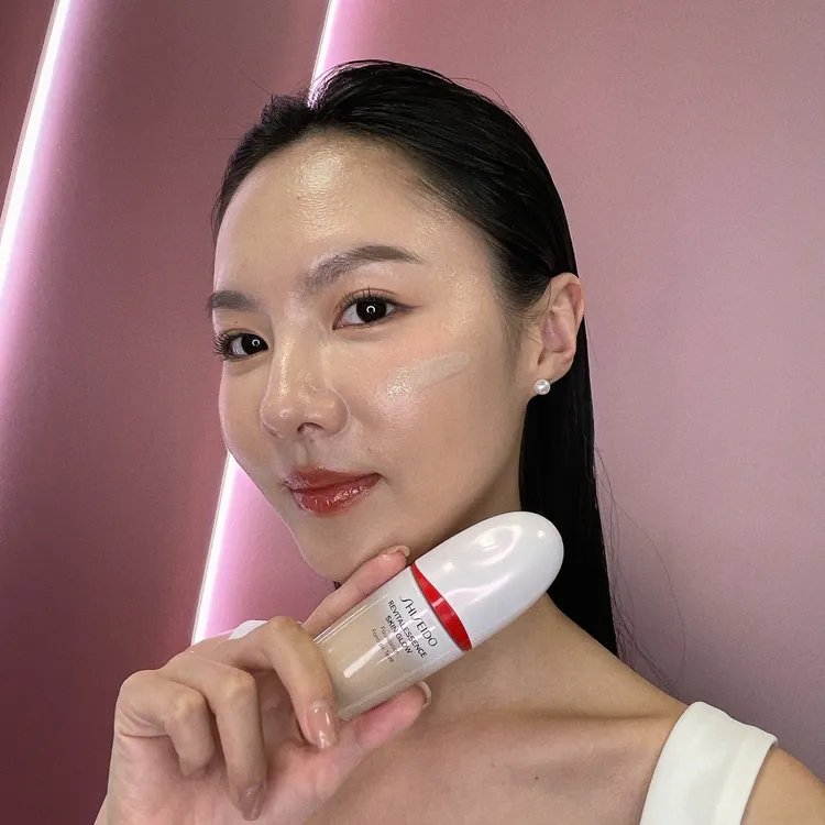 超聚光活膚精華粉底當中，添加有與紅色活酵超導奇蹟露中相同的雙重益生元。張家玲攝