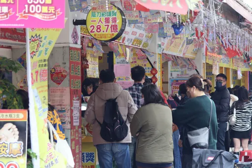 花200元買威力彩中6.83億大獎　65歲老伯捐錢給鄰居後急搬家