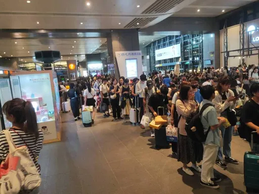 台中排隊人潮「滿到站外」 高鐵致歉!昨運量創「通車來新高」