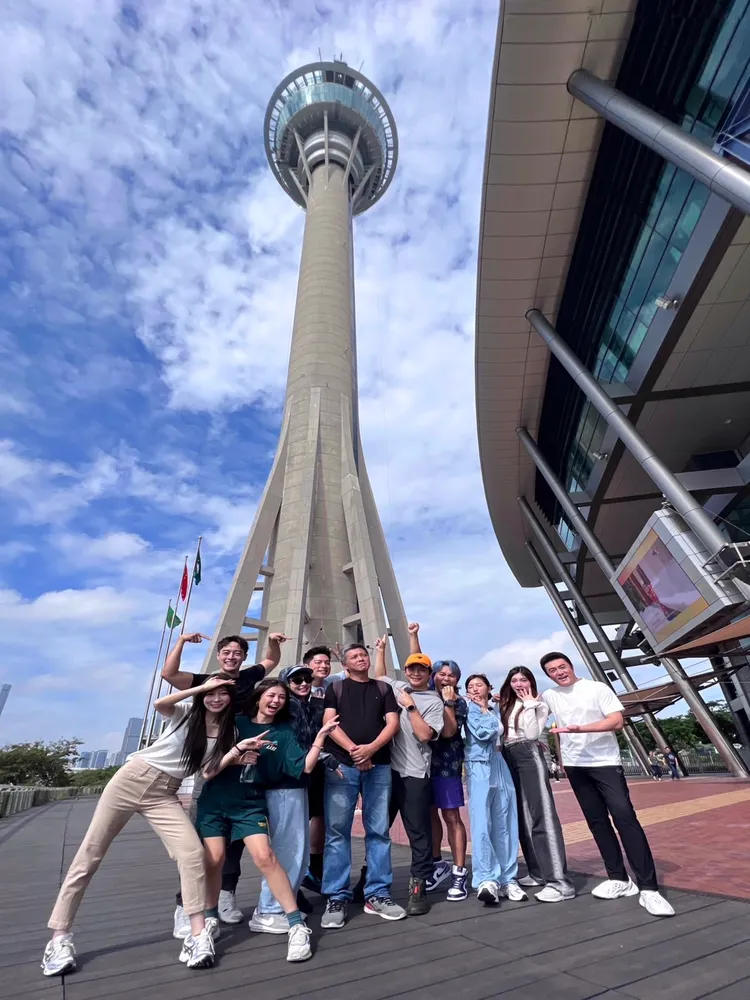 《飢餓遊戲》主持群和藝人如筱崎泫（左起）、朱宇謀、劉宇珊、峮峮、許孟哲、製作人廖述穎、孫協志、王仁甫、蔡黃汝、紫嫣、李㼈等，日前赴澳門塔出外景。中視提供