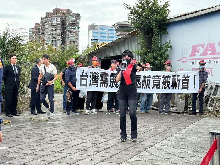 遠航長門人張綱維與搶救遠航行動聯盟數十位成員，赴現場抗議丟雞蛋。陳怡文攝