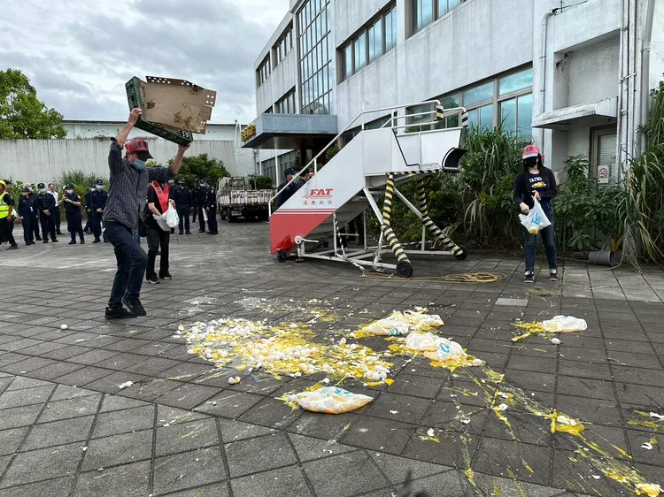 現場抗議丟雞蛋。陳怡文攝