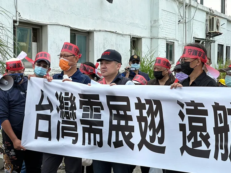 遠航長門人張綱維（左4）。陳怡文攝