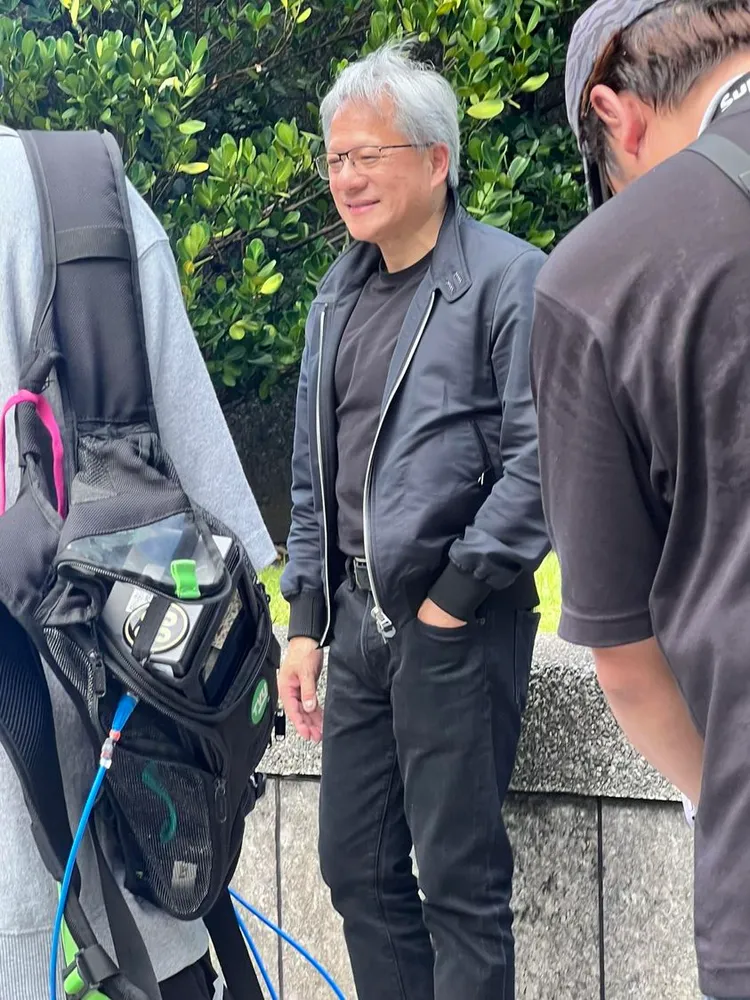黃仁勳出現在內科，網友焦點竟是沒穿皮衣。取自路上觀察學院