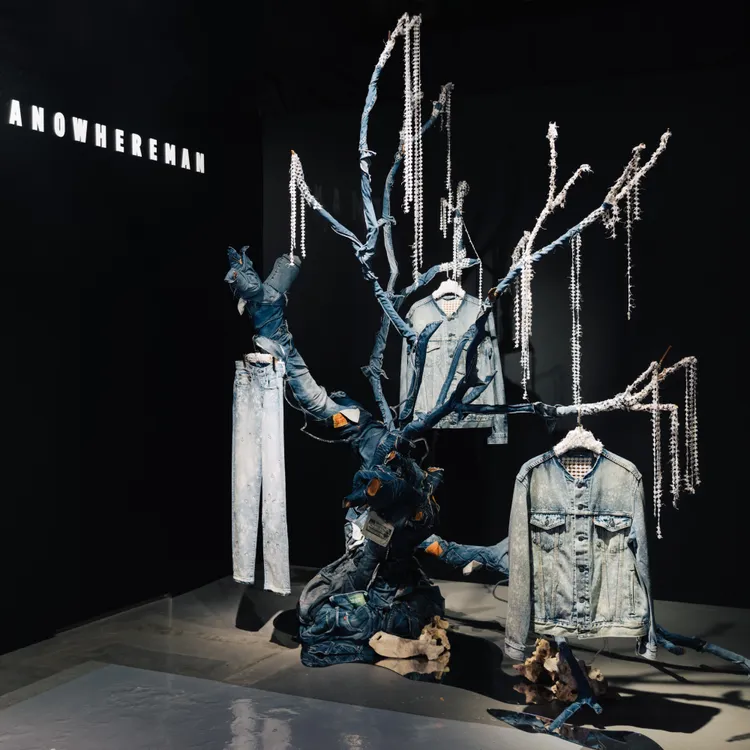 由陳柏霖攜手藝術家共同創作的「丹寧永續樹」。品牌提供