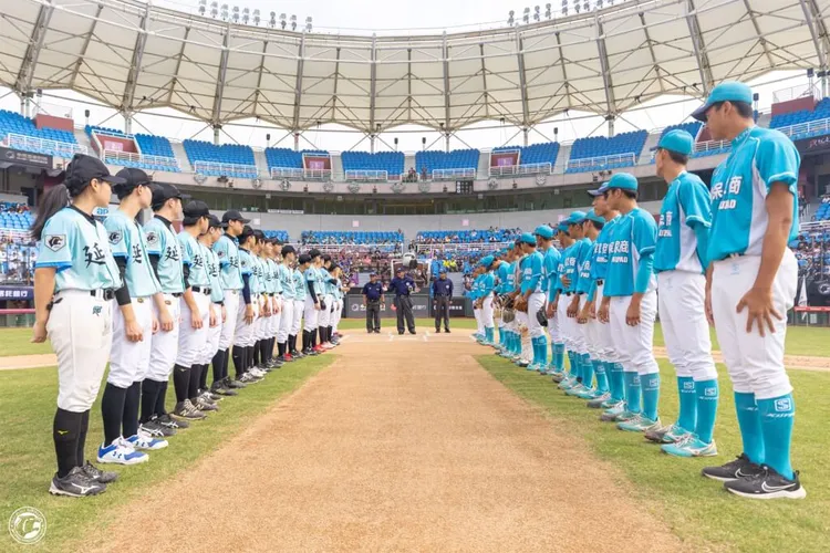 黑豹旗全國高中棒球大賽14日開幕戰延平高中與穀保家商交手，兩隊球員一字排開。（圖取自facebook.com/ctbcblackpanthercup）中央社