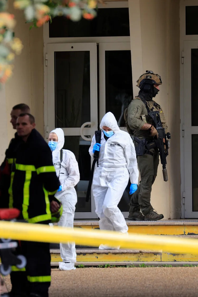 鑑識人員繼春學校蒐證。路透社