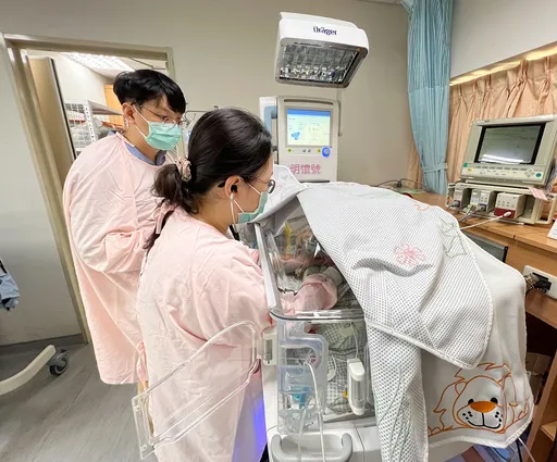 未婚小媽媽付不起生產費 早產兒在家斷臍!醫院保溫箱住2個月救命