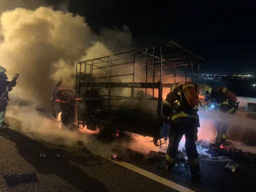 五楊高架南下桃園路段火燒車　駕駛手部燙傷