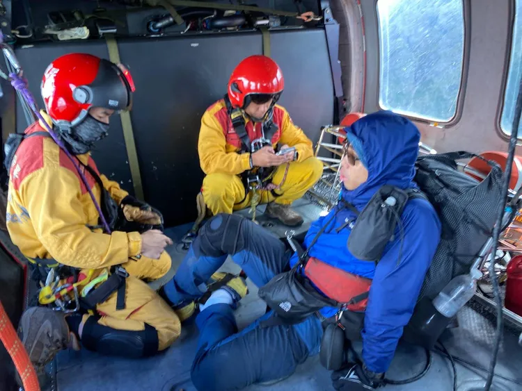 空勤直升機將傷者載下山。空勤提供