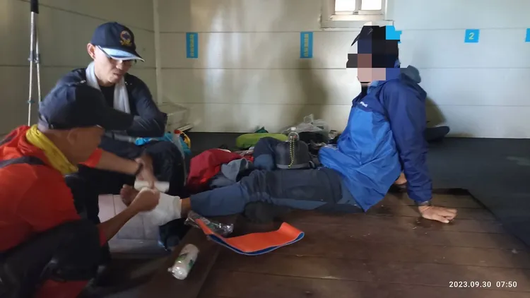 香港籍登山客扭傷腳受困山屋，消防人員花了1整天爬山終於接觸傷者。台中市消防局