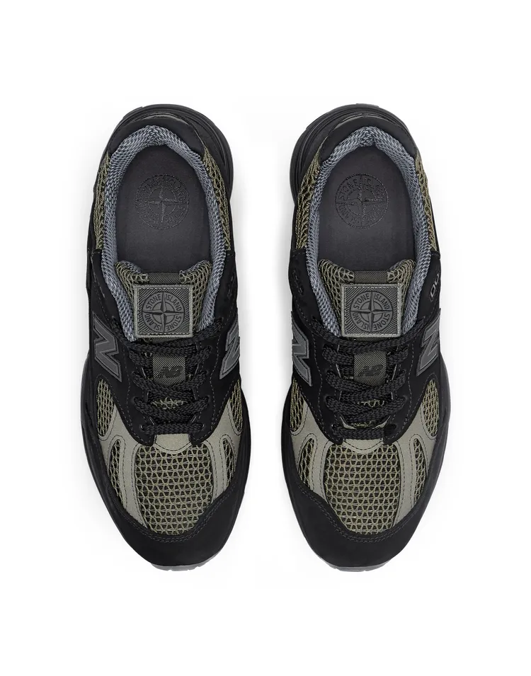 鞋面採用網眼材質和磨砂革裝飾片拼接。品牌提供