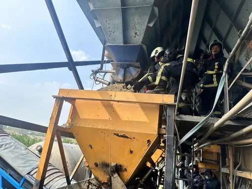 台中男子墜入砂石輸送機遭淹沒 救出無生命跡象送醫