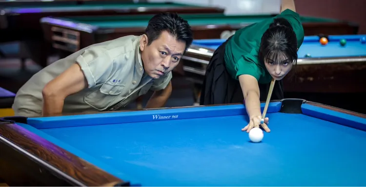 賴雅妍（右）和庹宗華穿制服「挑桿」重返學生時光。時創影業提供