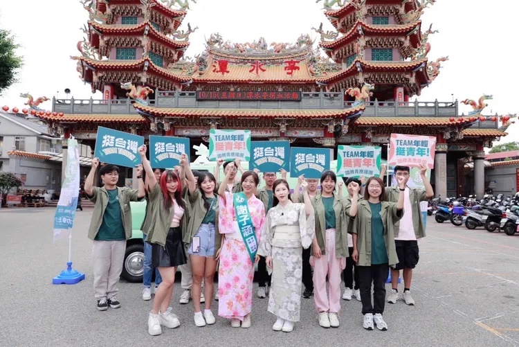 謝子涵、鄭家純與民進黨國務青團隊合影。謝子涵辦公室提供