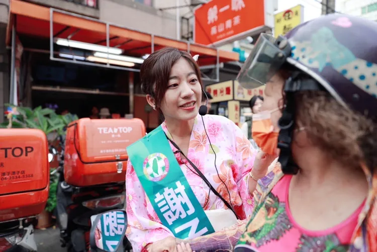 謝子涵身著浴衣掃街拜票。謝子涵辦公室提供