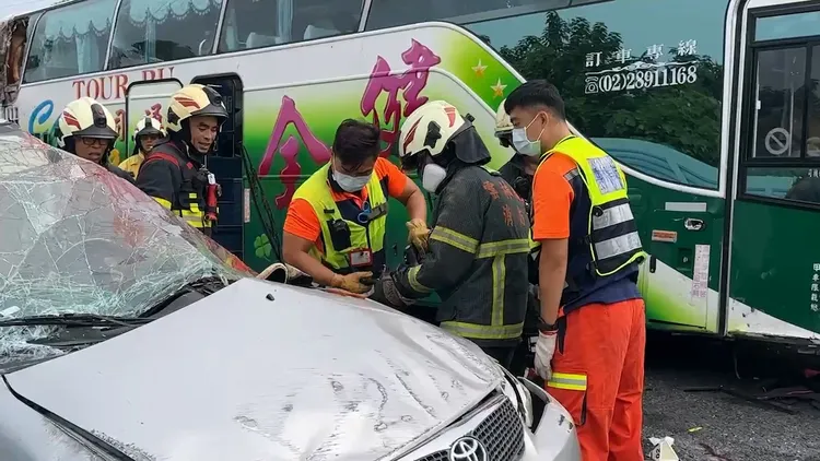 消防人員破壞車體搶救受困傷者。民眾提供